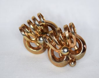 Vintage 1960s Lisner gold tone screw back earrings