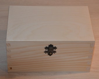 Unfinished wooden box with lock from natural wood, great for decoupage 7,86 x 5,11 x 4,12 inch (20x13x10,5 cm)
