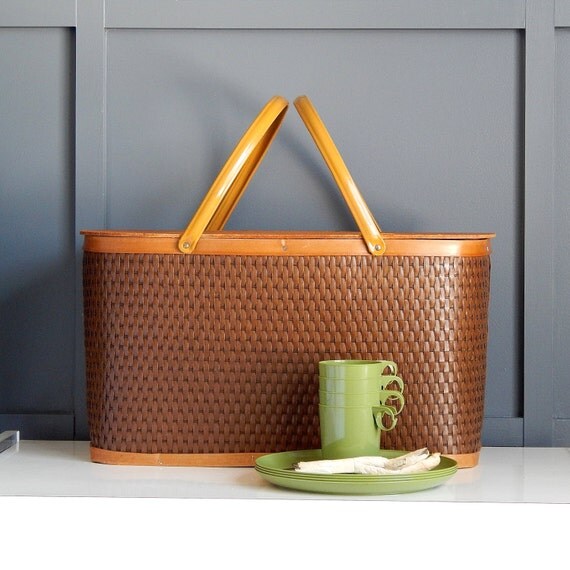 Large Vintage Picnic Basket with 4 Plastic Plates 4 Plastic