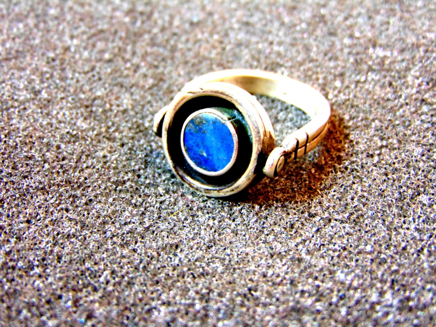 Beautiful men's silver and lapis ringUnusual gemstone