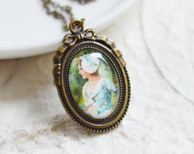FEMALE IMAGES Oval pendant metal brass with the image of girl under glass // Vintage and Rustic
