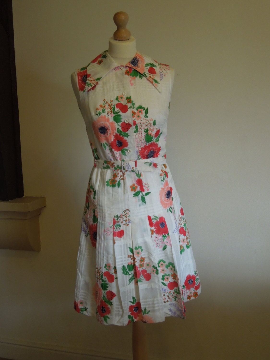 Vintage white floral dress with matching belt by OhtobeFabulous