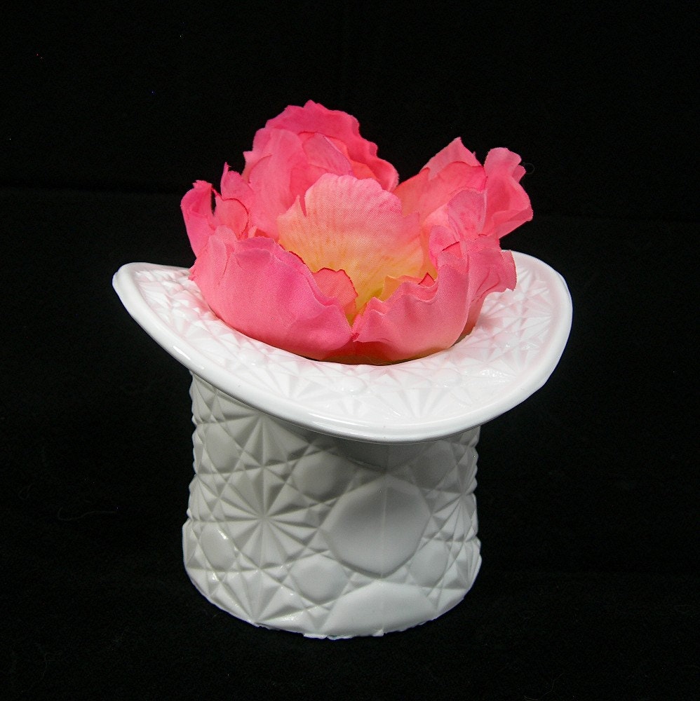 Fenton Milkglass Top Hat Vase Daisy and Button Vintage