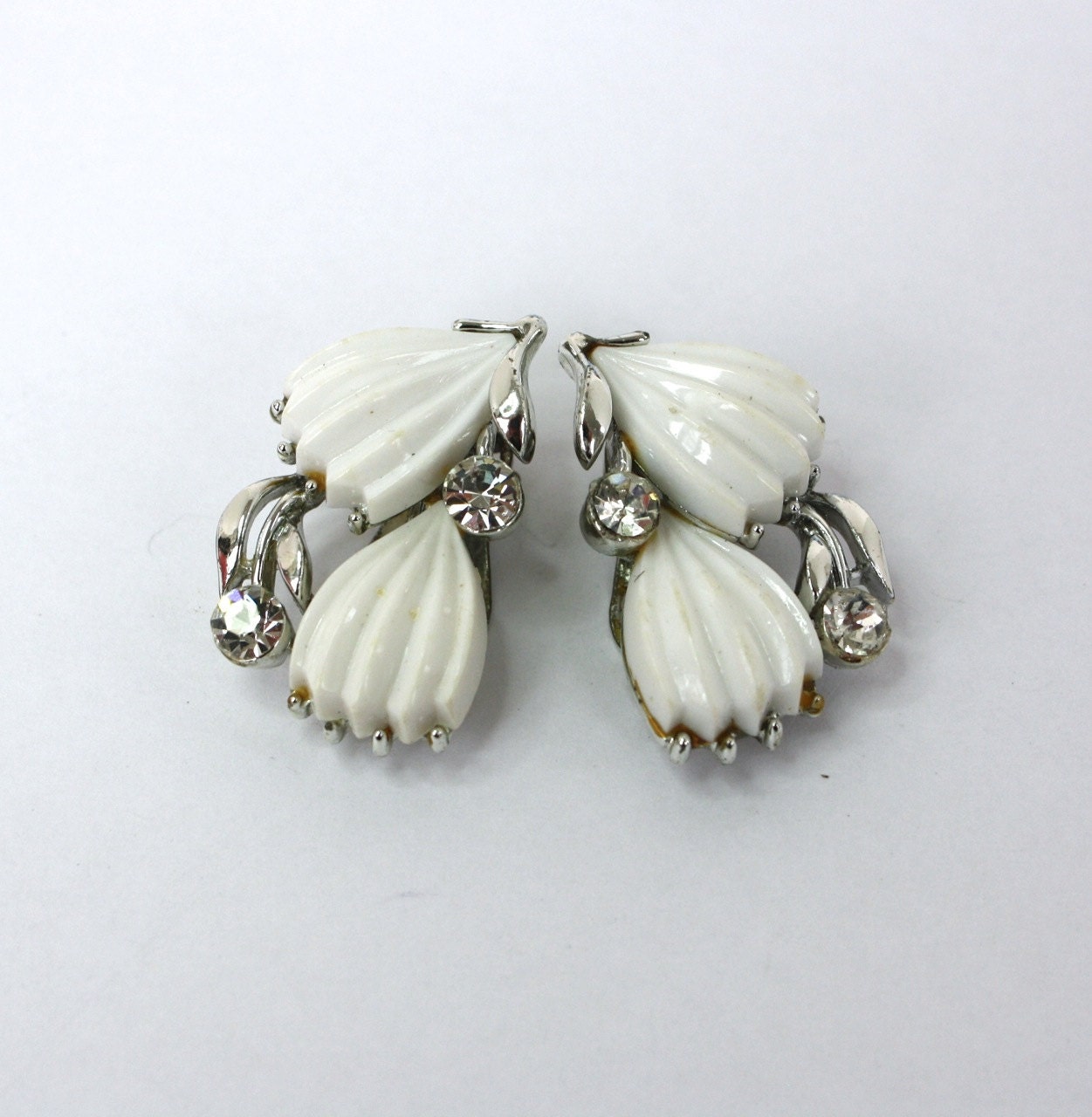 Vintage 60s Lisner Flower Earrings White Thermoset Plastic w