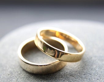 Wedding Ring Set: 18ct Yellow Gold Wedding Band Set by ringsbyrita