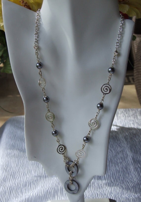 Mother of pearl and silver swirl necklace 0332nk