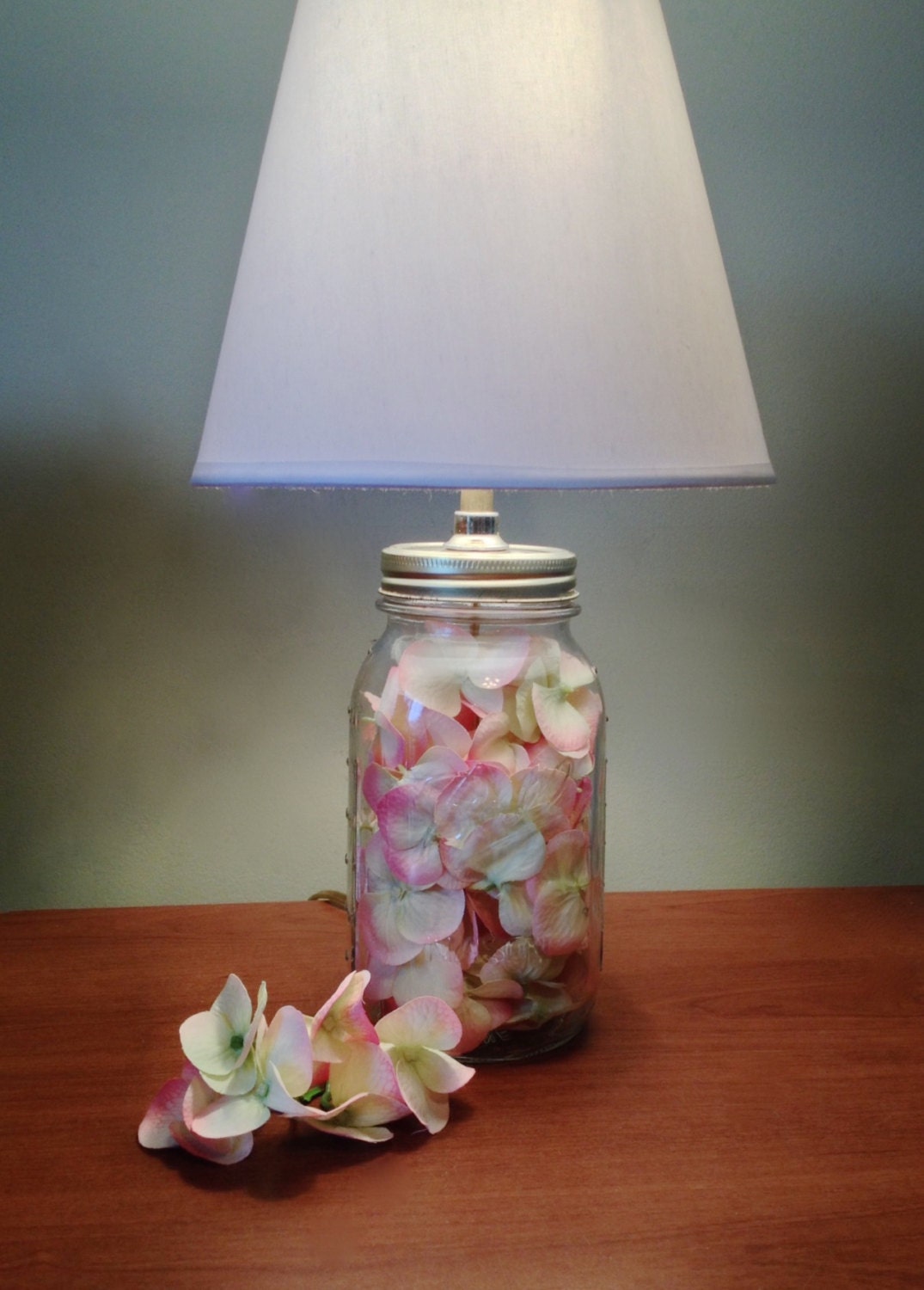 Vintage Ball Mason Jar Table Lamp with Pink & White Flower