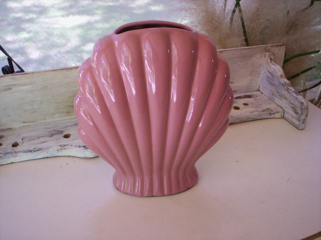 Vintage ceramic retro shell vase/Pottery by Elezuomixmedia on Etsy