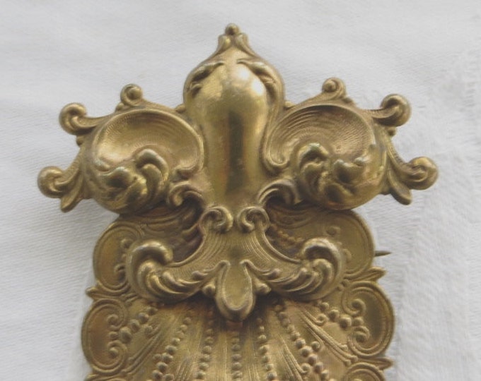 Fleur De Lis Brooch with Shell Detail Fleur de Lys Heraldic Pin Vintage Classic Elegance