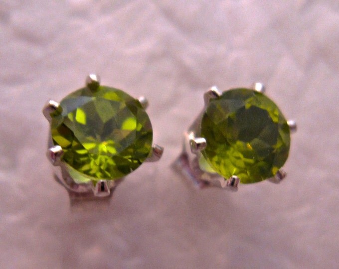 Peridot Studs, 5mm Round, Natural, Set in Sterling Silver E732
