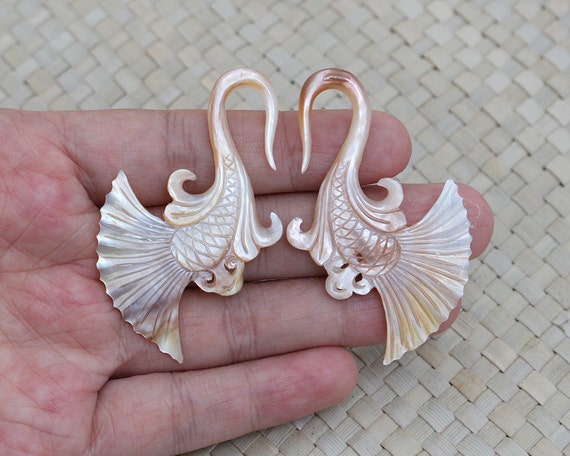 6g Gauge Earrings 4 mm MoP Fish Tail Gauge, Yellow Mother of Pearl Gauge Earrings