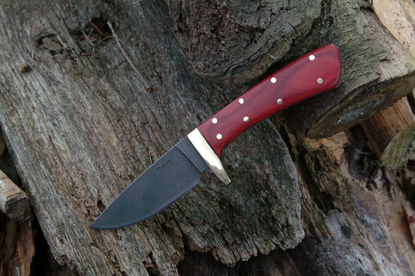 Hunting knife with acid washed blade and raspberry