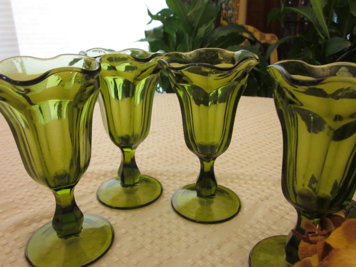 4 Green STEMMED GLASSES Vintage 4 OUNCE Dessert Parfait or Drinks/// 6