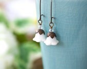 Vintage Style White Flower Earrings, Rustic Wedding Bridesmaids Earrings Mother's Day BFF Birthday Gift for Mom Sister Aunt under 25 dollars