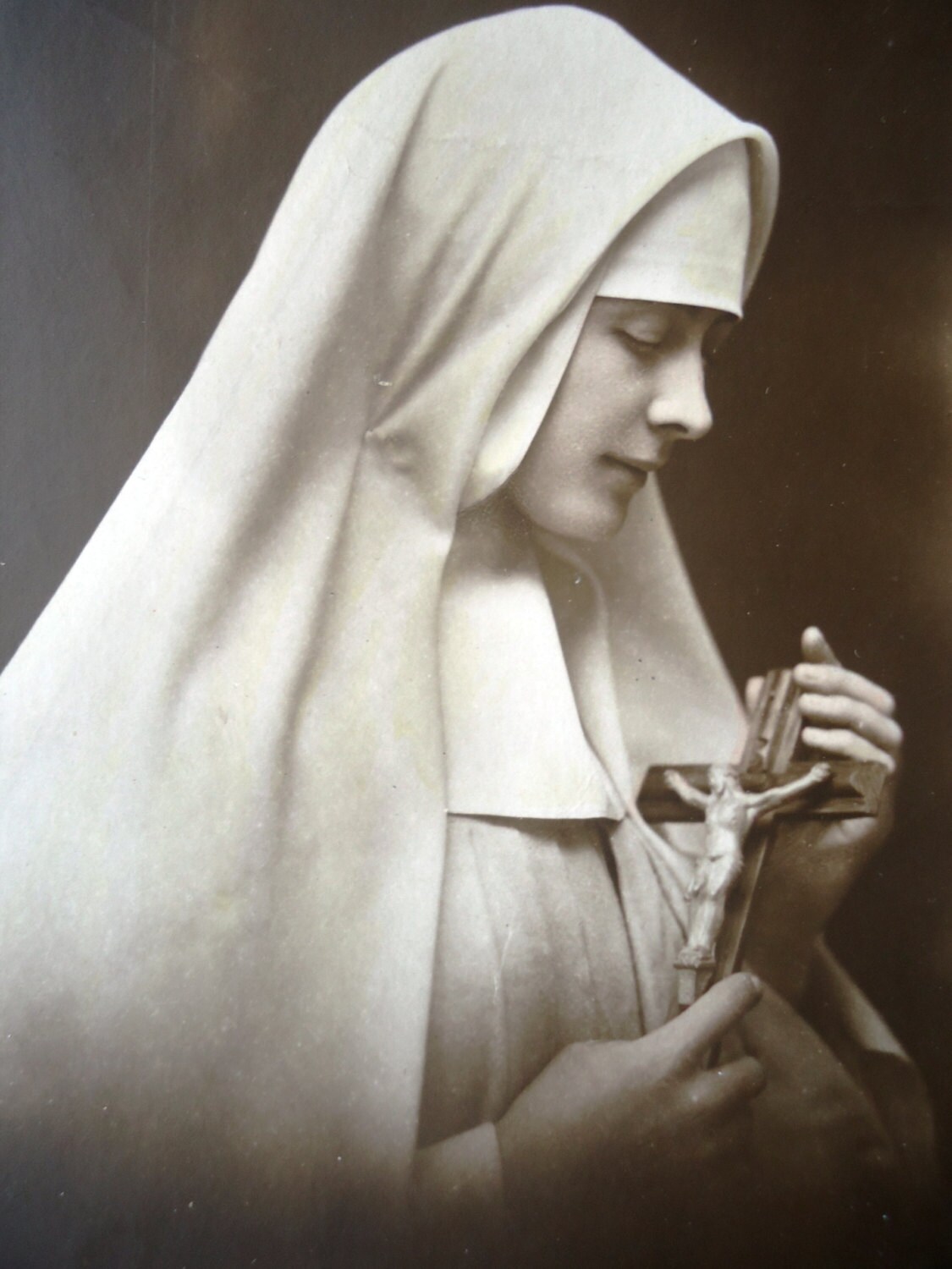 Vintage nun. Nun praying. Голые пожилые монахини ретро. Картина грех с монашкой Генрих лоссов. Монашкин какой человек.