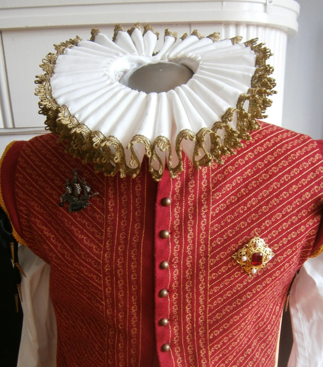 Renaissance Elizabethan Ruff Collar with golden lace