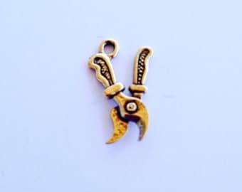Pruners, flower shears pewter charm in gold finish. Package of 12