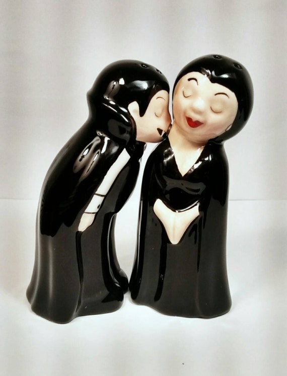 Vampire Salt And Pepper shakers. by redrummagesales on Etsy