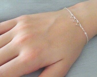 Tiny silver Triangle Bracelet, Dainty Triangle Bracelet, Sterling silver chain, triangle charm bracelet
