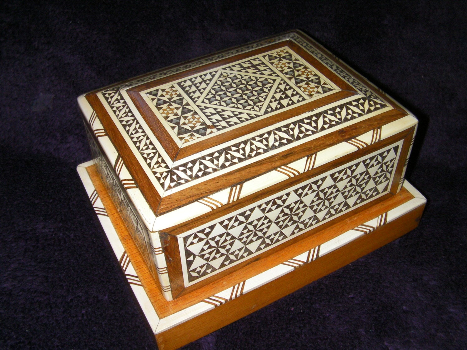 Vintage Wooden Musical Cigarette box Collectable.