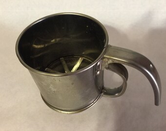1 Cup Squeeze Flour Sifter - Vintage