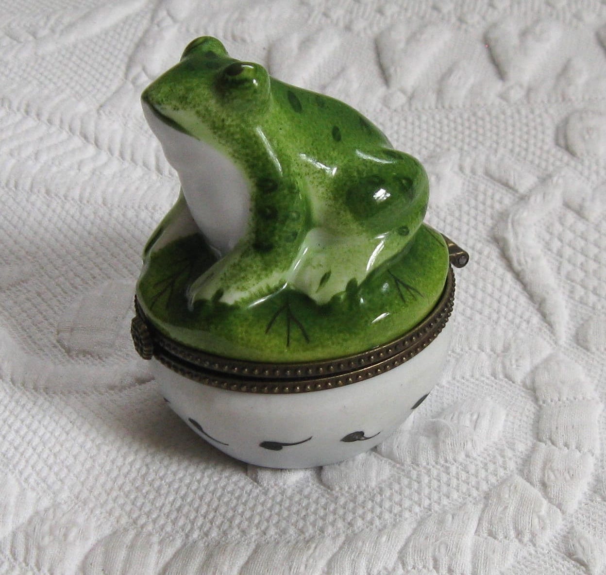 Frog Trinket Box / Vintage Frog hinged Porcelain Box by vintagous
