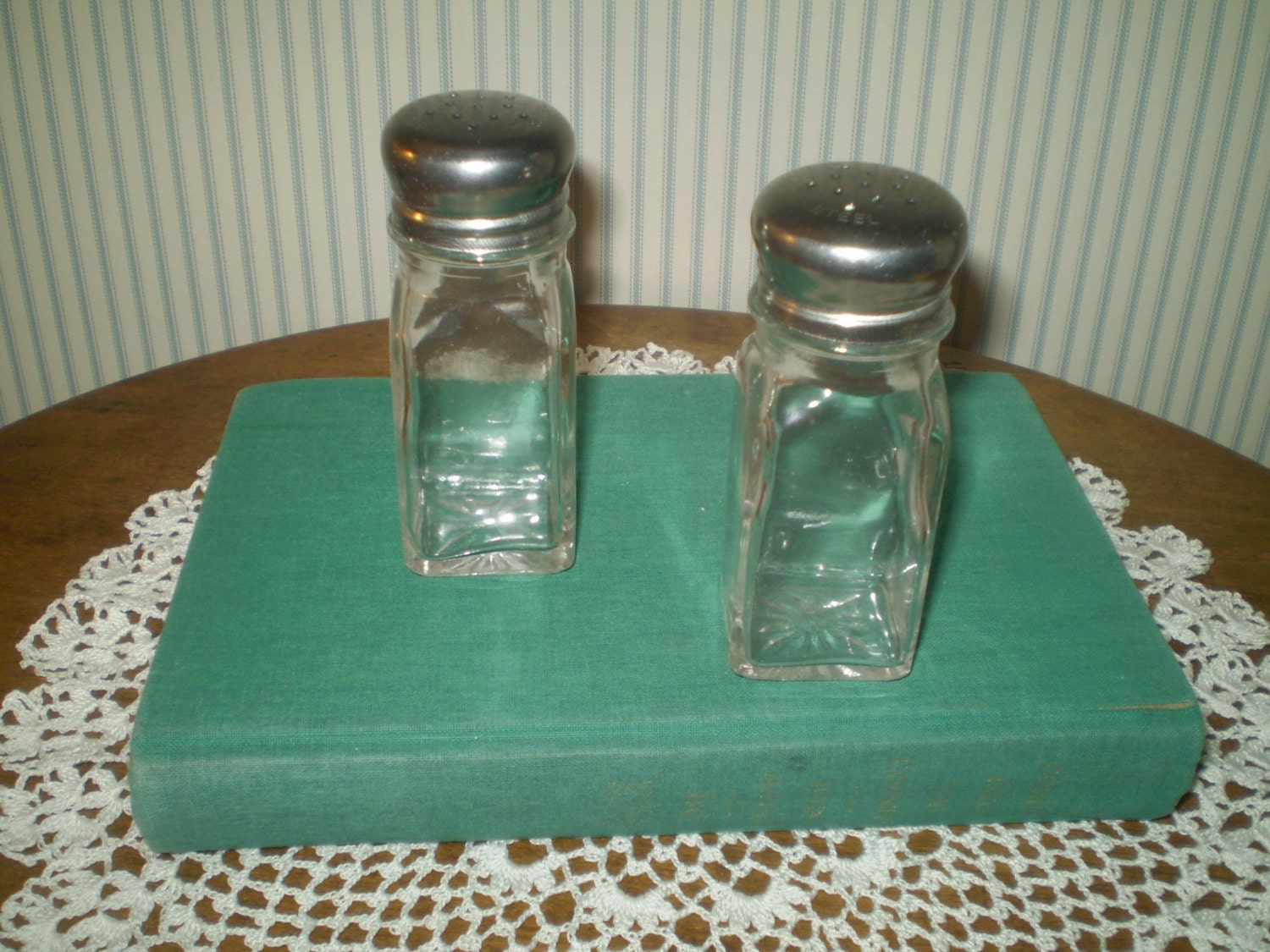 Vintage pair of Salt and pepper shakers restaurant style S
