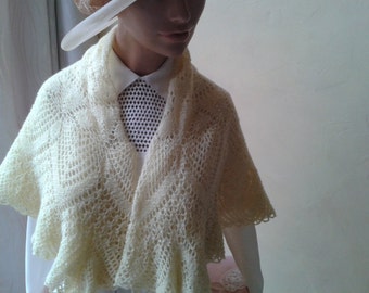Very nice small shawl or scarf in wool, pastel yellow, handmade, "1950s".