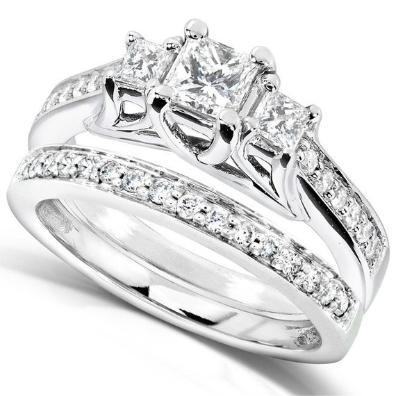 Three-Stone Diamond Engagement Ring and Wedding Band Set 4/5