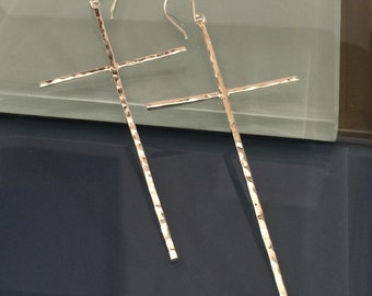 Orecchini a forma di croce in argento sterling ossidato: gioielli religiosi minimalisti - Italia