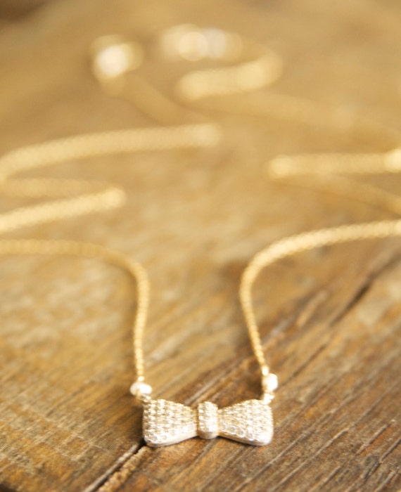 Dainty bow necklace