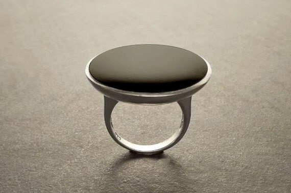 Bague Ancienne En Métal Avec Pierre Type Onyx - Taille De La Pierre 2,2 Cm - Poinçon ? - Occasion