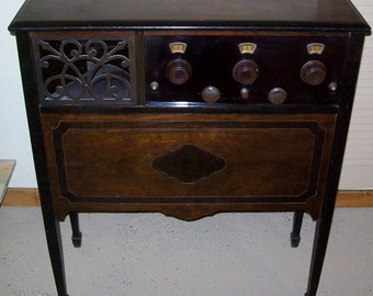 MAKE OFFER - Vintage Freshman Masterpiece 6F3 or 6F4 Console Battery Operated Tube Radio