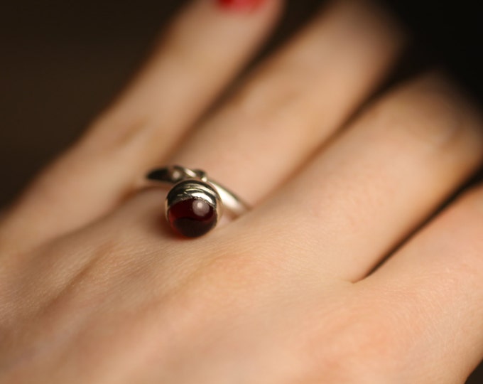 Mobile ring with garnet / Silver ring / Garnet ring / Moving ring / Red stone ring / Gold ring / Gift idea / Unique ring