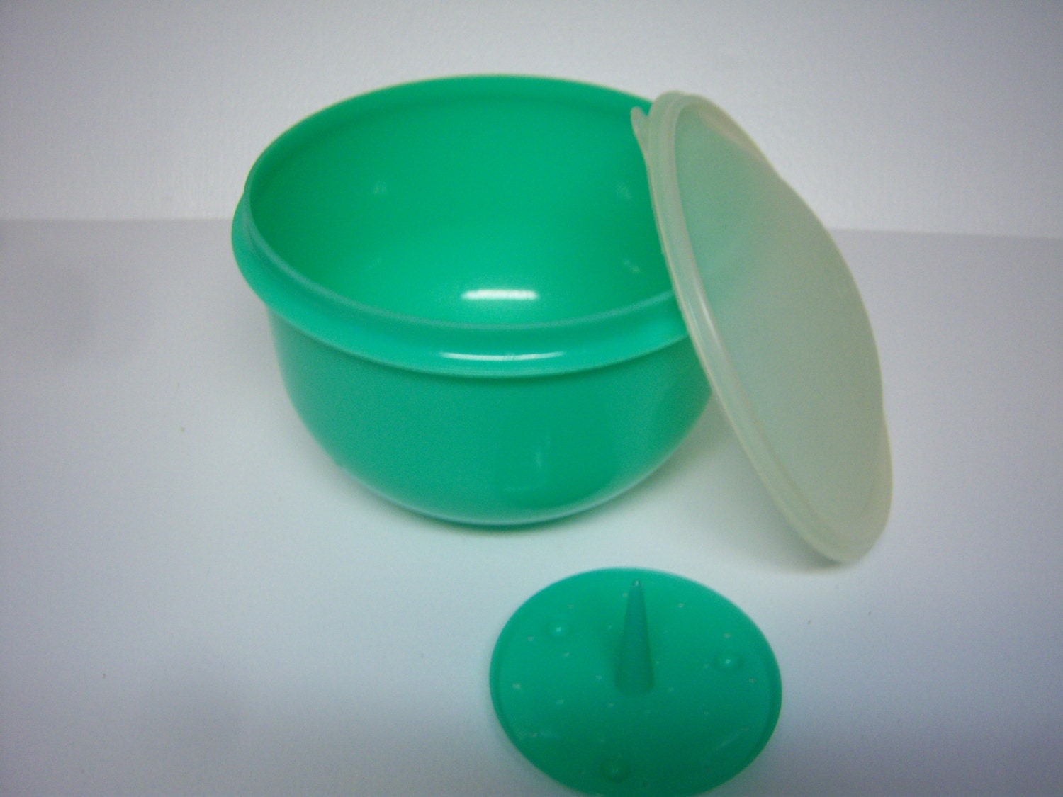 Vintage Tupperware Lettuce Keeper Crisper by whatusedtobenew