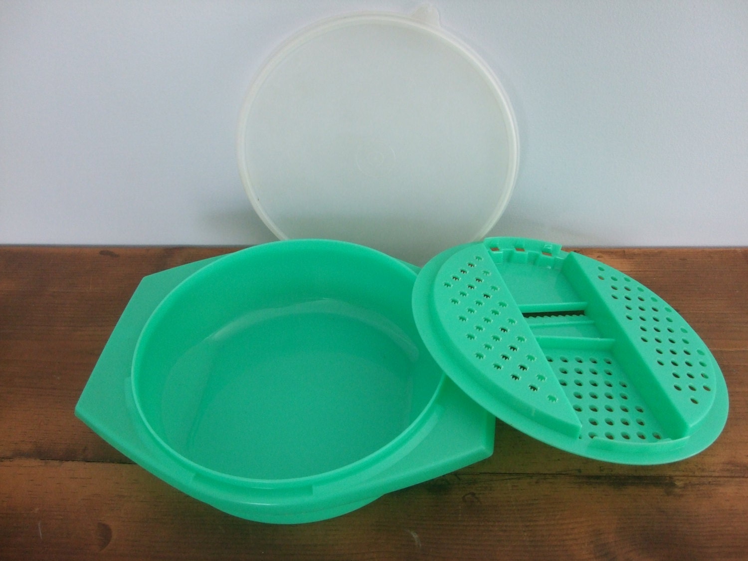 Tupperware Grater and Shredder Bowl with Lid Set