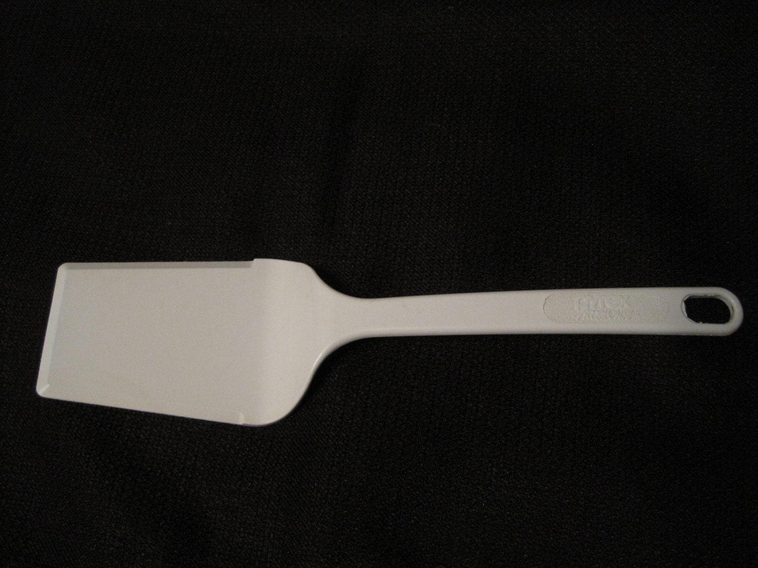 Small White Plastic Spatula by Pyrex Accessories