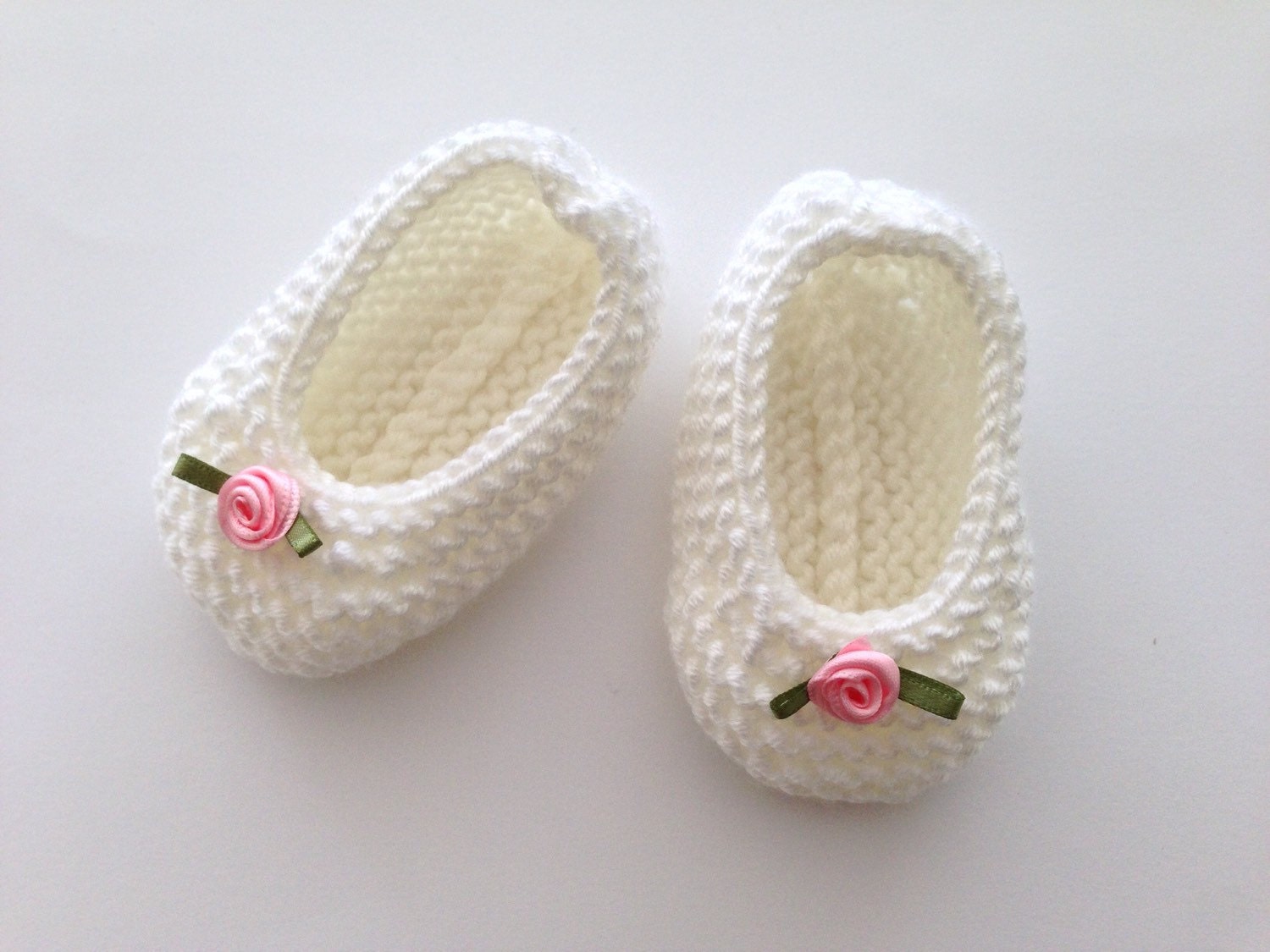 03 MONTHS. Handknitted White Baby Pumps. White Baby Shoes
