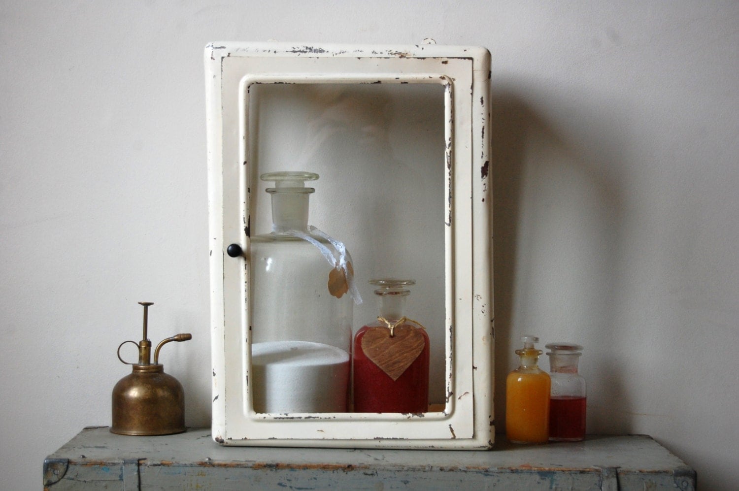 Vintage Apothecary Cabinet Wall Medical Cabinet Cream White Pharmacy Cabinet Industrial Apothecary Chest Medicine Cabinet Metal Cabinet Haute Juice