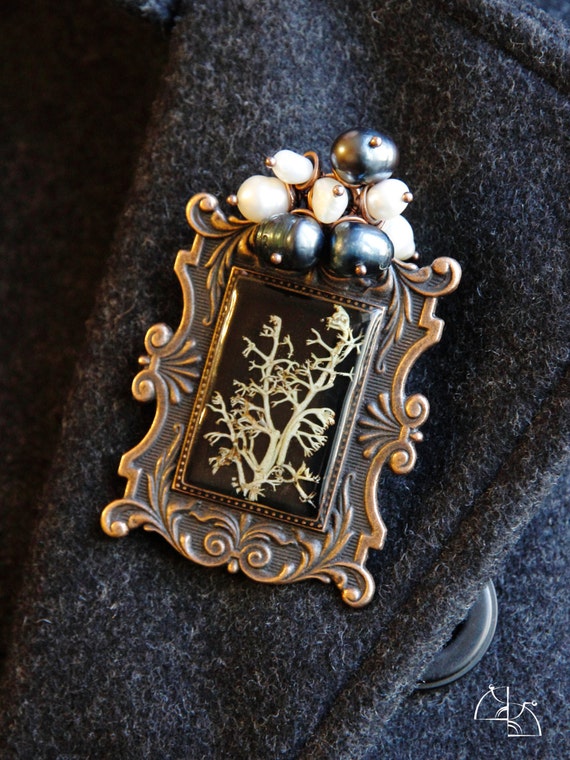The Victorian era. Great Jewelry Set. Large brooch and vintage earrings with dried flowers and natural pearls.
