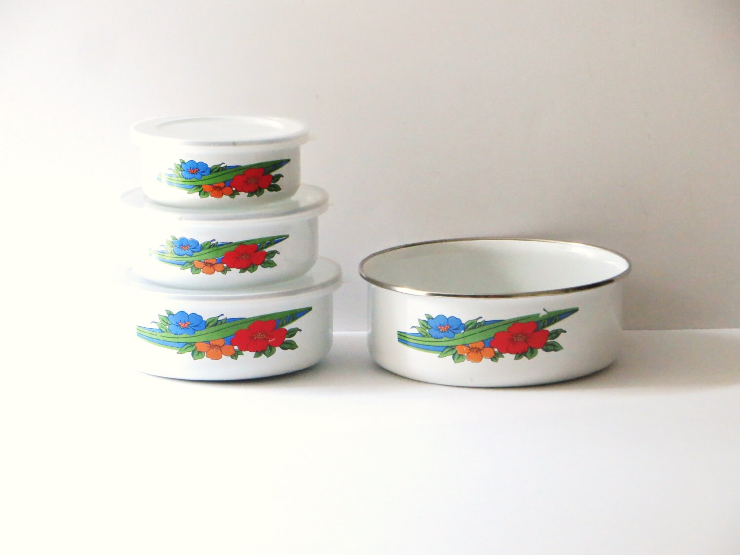 Vintage Enamel Bowls with lids Serving Set of 4 Nesting