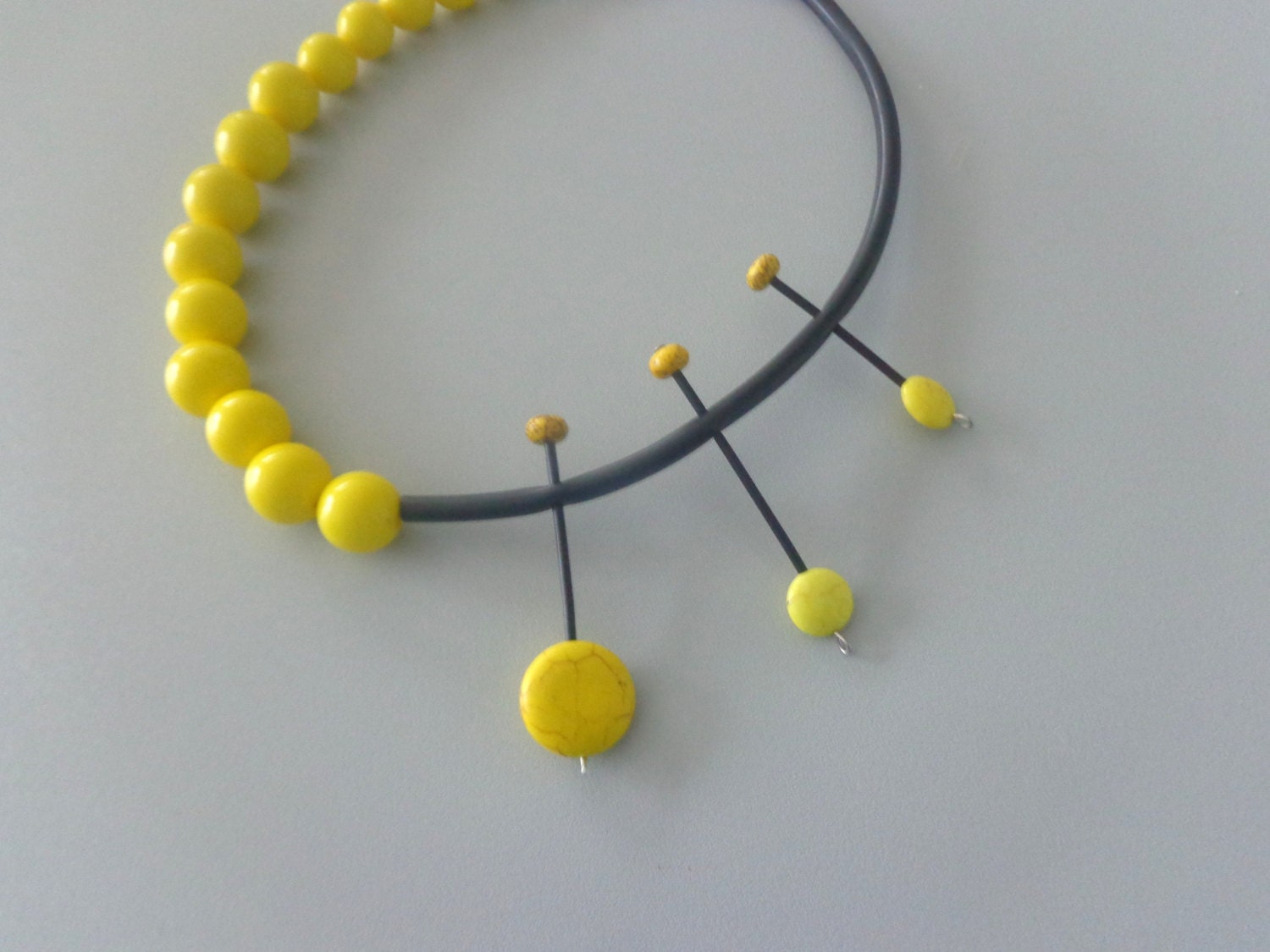 Yellow geometric rubber tube necklace