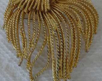 1960.s vintage B.S.K brooch gold tone flowing rope design