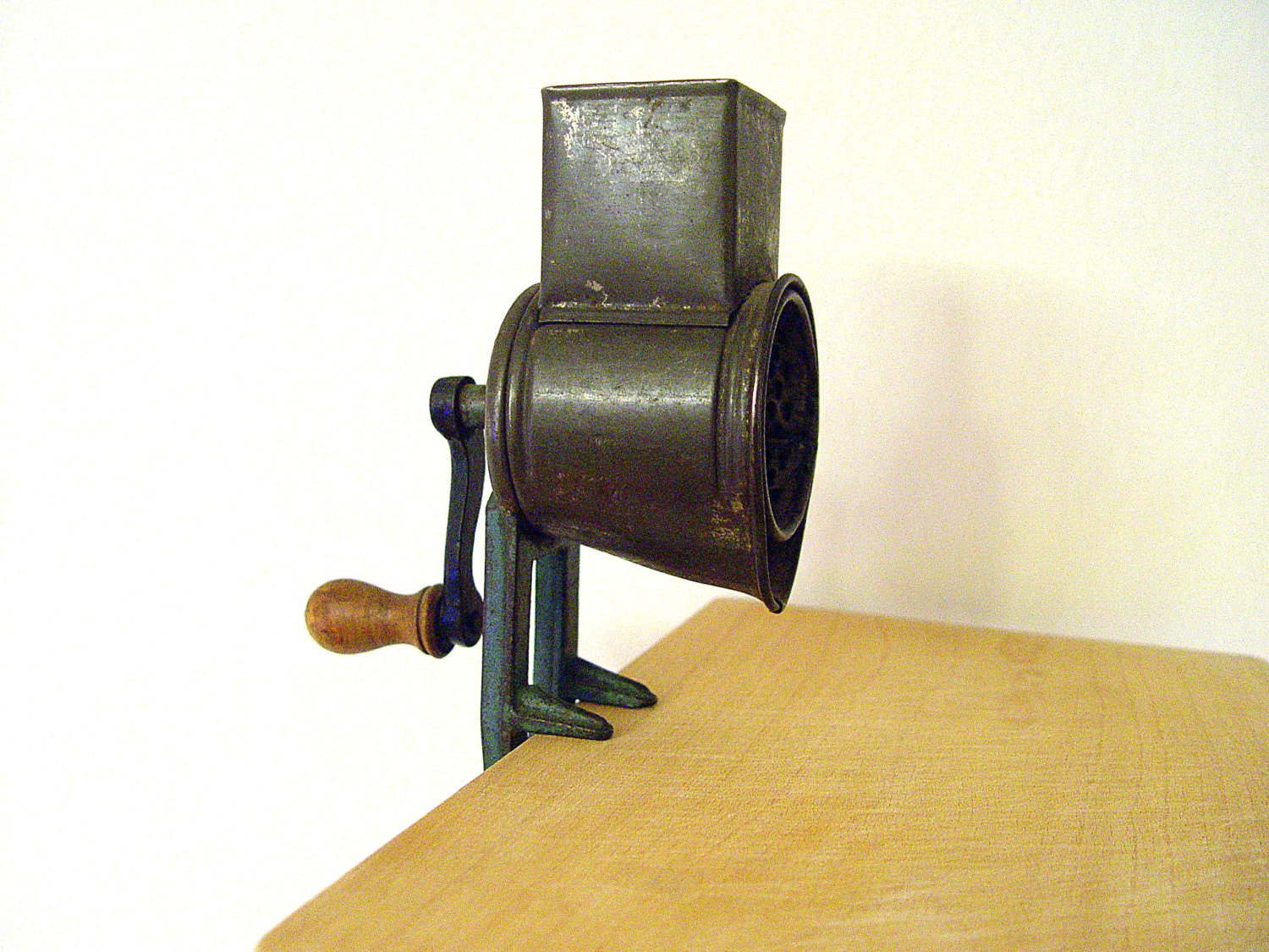 Vintage Hand Crank Mill. Hand Meat Grinder.