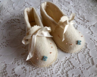 Vintage 1940s wool felt baby shoes booties hand embroidery satin ribbon cream La Parisette
