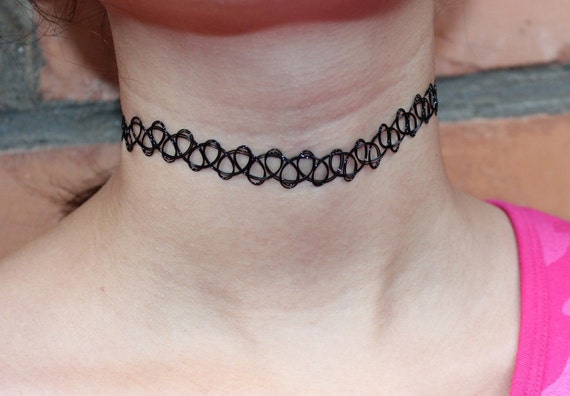 Articles similaires à Collier ras de cou de tatouage des années 90 à la