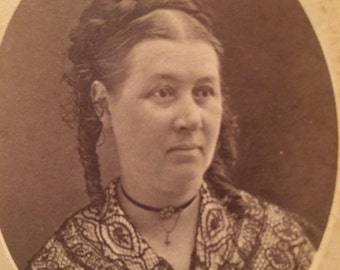 CDV Antique Photo - Woman of Monmouth , Illinois - Carte de Visite - Cameo - Lace Collar