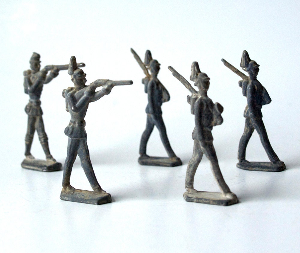 5 Tin Soldiers from the 1940s possibly British military