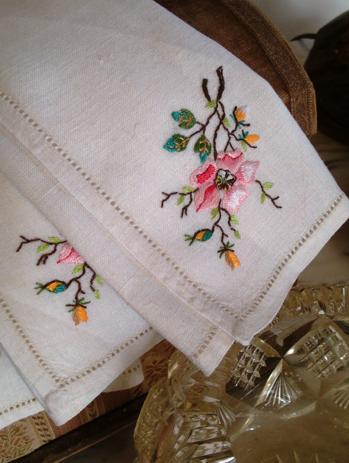 4 Vintage Linen napkins with floral embroidery.