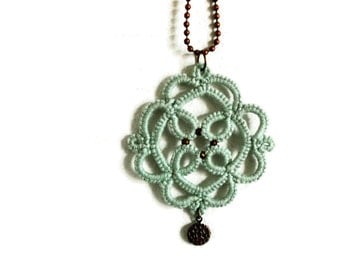 Lucite green tatted necklace pendant with charm//Bohemian necklace//Lucite green necklace//Tatted pendant//Tatted jewelry//